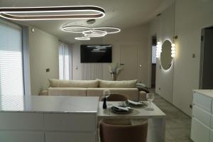 a living room with a couch and a table at Kleine Studio-Wohnung, kontaktloser Check-in in Meckenbeuren