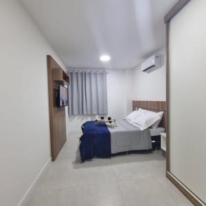 a bedroom with a bed and a large window at Golden Lake Experiência Inesquecível 6 apto 301 in Arraial do Cabo