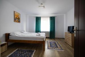 a small bedroom with a bed and a window at Casa Vultur in Sighişoara