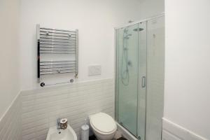 Ένα μπάνιο στο Manara10 Apart giallo2