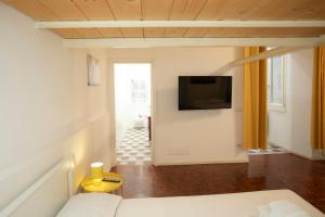 Μια τηλεόραση ή/και κέντρο ψυχαγωγίας στο Manara10 Apart giallo2