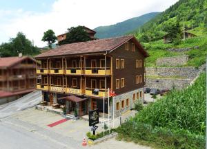 ウズンギョルにあるGoblec Hotel & Bungalowの山側の大きな木造建築