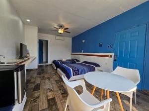 a blue bedroom with a bed and a table and chairs at Luna Azul in Tapachula