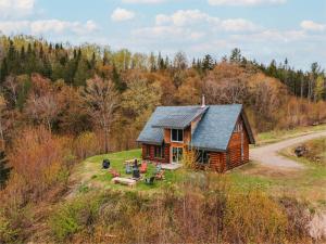 Phong cảnh thiên nhiên gần nhà gỗ