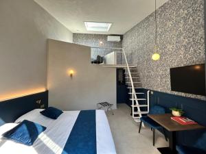 Uma cama ou camas num quarto em B&B Contrast