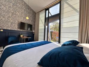 Uma cama ou camas num quarto em B&B Contrast