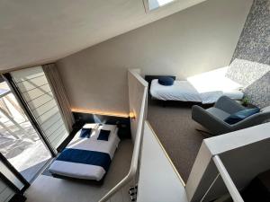 Uma cama ou camas num quarto em B&B Contrast