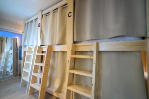 Letto o letti a castello in una camera di Helloworld guesthouse