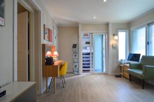 un soggiorno con tavolo e scrivania con computer di Helloworld guesthouse a Seul