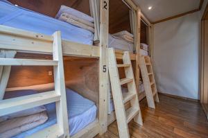 un paio di letti a castello in una stanza di Helloworld guesthouse a Seul
