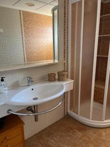 Et badeværelse på Calle Rojales 13 + 19 billeder