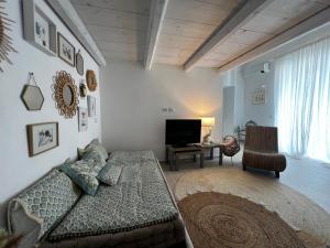 a living room with a couch and a television at La Cupoletta Ponza in Arcipelago Ponziano