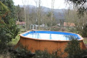 una gran piscina en un patio en Beewood, en Fiais
