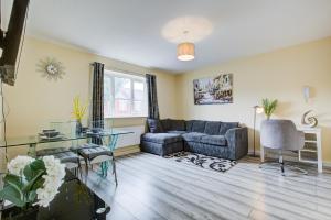 una sala de estar con un sofá y una mesa en Spacious 2 Bed Apartment South London, en Thornton Heath 24 fotos más