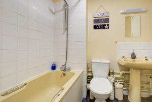 un baño con inodoro y lavabo en Spacious 2 Bed Apartment South London, en Thornton Heath