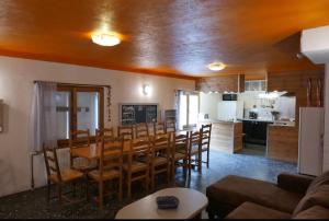 une salle à manger et une cuisine avec une table et des chaises dans l'établissement Le petit sport, à La Salle Les Alpes