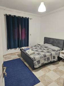 Ένα ή περισσότερα κρεβάτια σε δωμάτιο στο شقه فندقيه 3 غرف حمامين و مطبخ و حديقه خاصه امام الجامعه الامريكيه و مول point 90