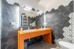 um banheiro com duas pias e um espelho em Calefati Guest House- Apulia Guest House em Bari