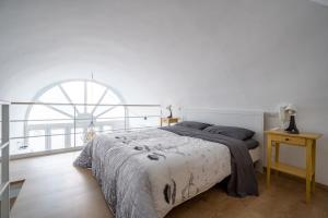 um quarto com uma cama, uma mesa e uma janela em Calefati Guest House- Apulia Guest House em Bari