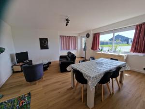 a kitchen and living room with a table and chairs at Maison de ville à saint coulomb in Saint-Coulomb