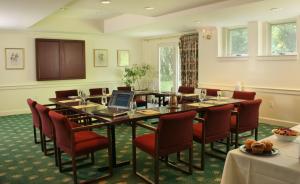 uma sala de conferências com uma mesa longa e cadeiras em Swift House Inn em Middlebury