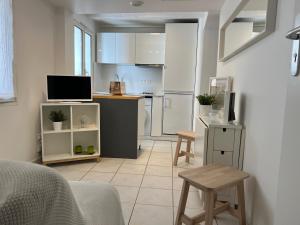 a room with a kitchen and a living room at La Tanière de l'Ours Blanc Aubagne-Cassis-Aix en Provence in Aubagne