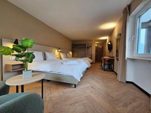Postel nebo postele na pokoji v ubytování May Hotel Mayschoß