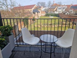 Balkoni atau teres di Art Nouveau apartment with garden in Pisek