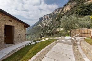 a patio with a table and a view of a mountain at Casa Limonaia al Pos in Tignale