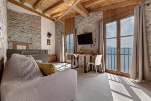 a living room with a couch and a table at Casa Limonaia al Pos in Tignale