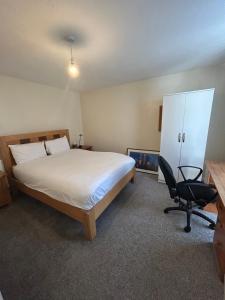 Un dormitorio con una cama, un escritorio y una silla. en 62 Sturry Road, en Canterbury