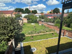 Taman di luar Art Nouveau apartment with garden in Pisek