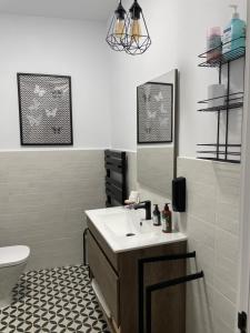 A bathroom at Torre de Ambroz