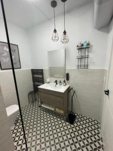 A bathroom at Torre de Ambroz Még 37 kép