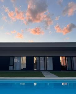Una representación de un edificio con cielo. en Lujosa casa en barrio privado, en Ciudad de la Costa