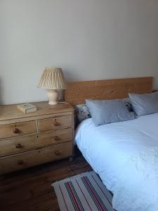 Postel nebo postele na pokoji v ubytování Charmante maison de village en plein Grignan