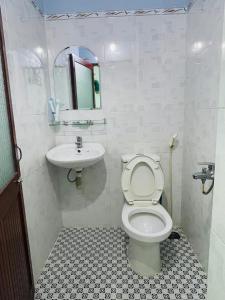 une salle de bains avec toilettes et lavabo dans l'établissement Nhà Nghỉ Hải Đăng, à Quy Nhơn