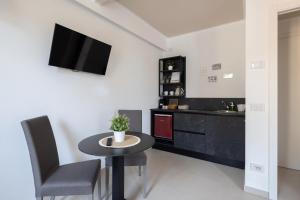 a living room with a small table and a kitchen at Locus Amoenus in Riomaggiore