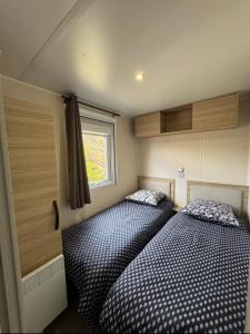 Katil atau katil-katil dalam bilik di Mobil Home 6 pers - 256 Camping Siblu Le Lac des Rêves, Lattes