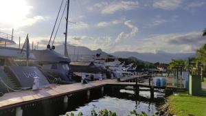 un grupo de barcos atracados en un puerto deportivo en Apartamentos, 3 Praias, condomínio de Luxo, Piscinas, en Angra dos Reis