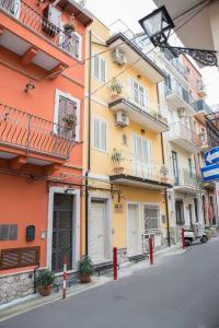 una calle de la ciudad con edificios con plantas. en B&B Evelyne en Taormina