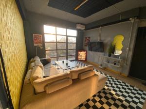 Andravídajim villa1的客厅里有一张沙发和一张桌子。