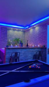 a billiard room with a pool table and a bar at Suite avec Jacuzzi Privatif-Golden Jacuzzi in Léguevin
