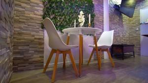 two chairs and a table in a room at Suite avec Jacuzzi Privatif-Golden Jacuzzi in Léguevin