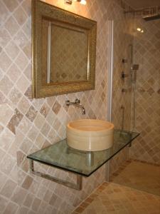 a bathroom with a sink and a mirror at Villa - La chambre des Dames in Vallères