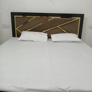 Giường trong phòng chung tại Awadh Biharee Inn