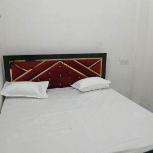 Giường trong phòng chung tại Awadh Biharee Inn