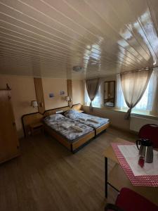 ein Schlafzimmer mit einem großen Bett in einem Zimmer in der Unterkunft Cin Pension in Gronau