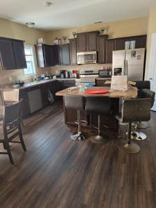 una cocina con una isla en el medio de una habitación en Modern Marvel Home, en Hope Mills