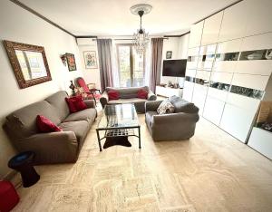 Televízia a/alebo spoločenská miestnosť v ubytovaní Évasion aux Portes de Cannes 100m2 Lumineux 2 Chambres Terrasse et Commerces